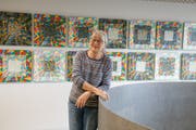 Ruth Levap Zehnder vor dem Kunstwerk. (Bild: PD)
