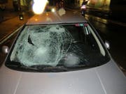 Die geborstene Frontscheibe eines Personenwagens nach einem Unfall mit einer Fussgängerin. Gerade bei der früher einbrechenden Dunkelheit steigt das Unfallrisiko für die schwächsten Verkehrsteilnehmenden stark an. (Bild: Kantonspolizei Aargau)