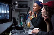Nomanzi Palesa Shongwe, Regisseurin aus Südafrika, und Christian Büttiker im Schnittraum an der Hochschule in Emmenbrücke.Bild: Jakob Ineichen (30. Oktober 2019)