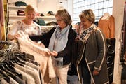 Geschäftsführerin Sandra Lang berät ihre Kundinnen Marlies Fässler und Doris Muggli. (Bild: Yvonne Aldrovandi-Schläpfer)
