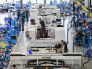 Die Talfahrt der Schweizer Wirtschaft geht weiter. Der Geschäftslageindikator der Konjunkturforschungsstelle der ETH Zürich ist im Oktober gesunken. Insbesondere die Industrie leidet. (Bild: KEYSTONE/CHRISTIAN BEUTLER)