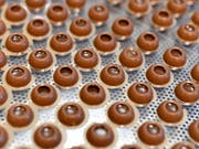 Der weltgrösste Schokoladeproduzent Barry Callebaut ist im vergangenen Geschäftsjahr 2018/19 (per Ende August) weiter gewachsen und hat mehr Gewinn erzielt. (Bild: KEYSTONE/WALTER BIERI)