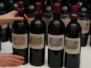 Mehrere Flaschen Château Mouton Rothschild stahl und trank ein Weindieb in Menzingen. (Bild: KEYSTONE/EPA/YM YIK)