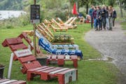 Liegestühle am Ufer des Sempachersees bei der Festhalle in Sempach: Eine der Attraktionen des Dynamo Sempachersee. (Bild: Pius Amrein, 8. September 2019)