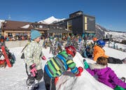 Hochbetrieb beim Berggasthaus Oberdorf in Wildhaus: Die Toggenburg Bergbahnen AG will zum Investitionsentscheid der Bergbahnen Wildhaus für das Projekt Wildhaus 2.0 nicht klar Stellung nehmen. (Bild: Benjamin Manser)