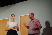 Maggy Mc Donald (Cathrine Lötscher) zusammen mit Coiffeur Conrad Miller (Pidi Morf) auf der Bühne in Greppen. (Bild: Monika van de Giessen)