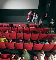 Spannung vor der letzten Film-Vorführung der Zauberlaterne im Kino Seefeld Sarnen.