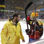 Arcobello muss sich nach dem Foul behandeln lassen. (Bild: Keystone)