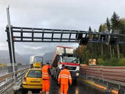Ein Lastwagenfahrer fuhr in die Signalisation auf der Autobahn A2. (Bild: Luzerner Polizei)