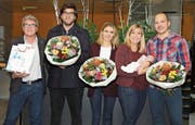 Gemeindepräsident Hans Staub (links) heisst Dersim Isli, Selina Züst sowie die kleine Emilia Gander herzlich willkommen in Steinhausen. Bild: Rolf X. Schmidli/PD