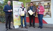Präsentierten stolz das neue Buch «Maritzebil»: (von links) Hubert Hürlimann, Geschäftsleiter Lukashaus, Karl Wolf, Wolf Druck AG, Florian Tanner, Tanner Werbetechnik AG und Barbara Dürr, Stiftungsratspräsidentin Lukashaus. (Bild: Katharina Rutz)