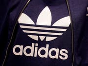 Der deutsche Sportartikelhersteller Adidas setzt den Höhenflug fort. Das Unternehmen mit den drei Streifen erwartet ein florierendes Weihnachtsgeschäft und damit ein weiteres Rekordjahr. (Bild: KEYSTONE/AP/MATTHIAS SCHRADER)