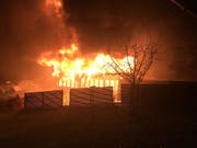Als die Feuerwehr am frühen Mittwochmorgen eintraf, stand die Produktionshalle einer Schreinerei in Hörhausen TG bereits in Vollbrand. (Bild: Thurgauer Kantonspolizei)