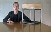 Pascal Walther zeigt den Nachttisch, den er designt und zusammen mit Toggenburger Handwerkern gebaut hat. (Bild: PD)