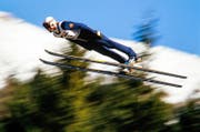 Mit 19 in der Weltspitze: DDR-Springer Jens Weissflog gewinnt in der Saison 83/84 erstmals die Vierschanzentournee. (Bild: WEREK)
