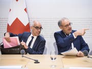 Ab 16. März 2020 neuer Direktor im Bundesamt für Wohnungswesen: Martin Tschirren (links) bei der Vorstellung durch Bundesrat Guy Parmelin in Bern. (Bild: KEYSTONE/ANTHONY ANEX)