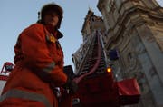 Der Brand von Notre-Dame in Paris hatte im Sommer Auswirkungen bis St.Gallen: Feuerwehrkommandant Christian Isler hatte unzählige Medienanfragen dazu, wie die St.Galler Feuerwehr das hiesige Weltkulturerbe schützt. Im Bild eine Feuerwehrübung an der Kathedrale. (Bild: Michel Canonica - 30. Juni 2005)