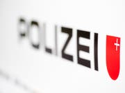 Die Schwyzer Kantonspolizei wurde zu einem schweren Verkehrsunfall in Einsiedeln gerufen. (Bild: KEYSTONE/URS FLUEELER)