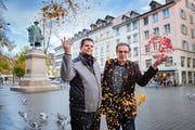 Stadtvater Vadian, Obergugger Andreas Jakob, Fasnachtspräsident Bruno Bischof und einige Tauben im Konfettiregen. (Bild: Urs Bucher - 5. November 2019)