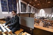 Kantor Thomas Haubrich spielt an der Orgel in der katholischen Kirche von Amriswil. (Bild: Manuel Nagel)