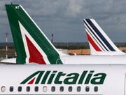 Die Gespräche zur Rettung der italienischen Fluggesellschaf Alitalia gehen weiter: Die italienische Eisenbahngesellschaft Ferrovie dello Stato (FS) verhandelt mit der Lufthansa und der US-Airline Delta. (Bild: KEYSTONE/AP/LUCA BRUNO)