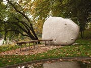 Ein Weiher, Bänke und eine Steinskulptur - der Ort des Dankes für Organempfänger in Bern. (Bild: INSEL-GRUPPE)
