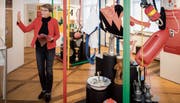 Initiantin und Kuratorin Heidi Hofstetter umringt von den verschiedenen Exponaten der Vereine im Museum Rosenegg. (Bild: Reto Martin)