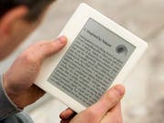 Digitale Bücher erfreuen sich wachsender Nachfrage. Die neuesten Modelle können mittlerweile Inhalte vorlesen. (Bild: KEYSTONE/AP/JOERG SARBACH)