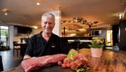 Das Angebot von Matthias Britt umfasst neben Steaks auch Filets, Poulet, Crevetten- und Vegi-Spiesse. (Bild: Donato Caspari)