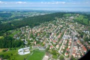St.Gallen von oben: Auch in Rotmonten wurden in den vergangenen Jahren ältere Häuser durch grössere Neubauten ersetzt. Vorne links neben dem Fussballplatz ist das Weiterbildungszentrum der Universität St.Gallen zu erkennen. (Bild: Urs Bucher - 9. August 2011)