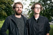 Lukas Senn (links) und Basil Kehl sind die St.Galler Band Dachs. Sie haben neuerdings einen Song als Hommage an Beat Bergfloh Breu im Repertoire. (Bild: Mareycke Frehner - 11. August 2016)