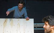 Fabian Alder und Giuseppe Spina beim Bühnenbau in der Theaterwerkstatt Gleis 5 in Frauenfeld. (Bild: Dieter Langhart)
