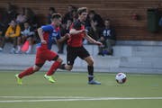 Der Schattdorfer Robin Mahrow (am Ball) hat mit seinem Team einen guten Lauf. Bild: Urs Hanhart
