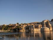 Die 12'000 Jahre alte Kulturstätte Hasankeyf liegt in einer einzigartigen Kulturlandschaft am Fluss Tigris. Durch die Inbetriebnahme des rund 70 Kilometer entfernten Ilisu-Staudamms wird die Stadt voraussichtlich bis Ende Jahr im Wasser versinken. (Bild: KEYSTONE/EPA/SEDAT SUNA)