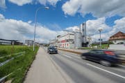 Das Gebäude der ehemaligen Mosterei Granador auf der Gemeindegrenze von Ermensee und Hitzkirch soll mehreren Überbauungen mit Wohnungen und Platz für das Gewerbe weichen. (Archivbild: Dominik Wunderli)