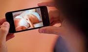 Wer hartes Pornografiematerial auf seinem Handy hat, macht sich strafbar. (Bild: Julian Stratenschulte/DPA)