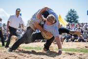 Christian Bernold (rechts), hier gegen Daniel Bösch, schaffte es am «Eidgenössischen» erstmals in den Kranz-Ausstich. (Bild: Emil Bürer)