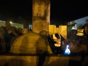 Die Räumung begann in den frühen Morgenstunden und verlief friedlich. Rund 600 Polizisten waren im Einsatz. (Bild: KEYSTONE/EPA/JULIEN DE ROSA)