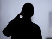 Abgehörte Handygespräche, Textnachrichten, Fotos und Videos - aus grossen Datenmengen müssen Ermittler relevante Informationen filtern. Ein Computerprogramm soll künftig dabei helfen. (Bild: Keystone/DPA/SEBASTIAN GOLLNOW)