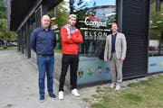 Freuen sich auf die Zusammenarbeit: Patrick Müller (Präsident HSC Kreuzlingen), Drenit Tahirukaj (Nationalspieler Kosovo) und André Salamin (Leiter SBW Talent-Campus Bodensee). (Bild: Markus Rutishauser)
