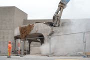 Ein Arbeiter kontrolliert die Rückbauarbeiten hinter der Absperrung. (Bild: Géraldine Bohne)