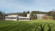 Das Oberstufenzentum Zil im Osten der Stadt St.Gallen wird grundlegend saniert und modernisiert. Derzeit wird das Provisorium, in dem von Februar 2020 bis Sommer 2021 unterrichtet werden soll, auf dem Hartplatz (links im Bild) aufgestellt. (Bild: Hanspeter Schiess - 26. Januar 2018)