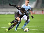 Luganos Offensivspieler Carlinhos gerät gegen Malmös Sören Rieks aus dem Gleichgewicht (Bild: KEYSTONE/EPA KEYSTONE/ALESSANDRO CRINARI)