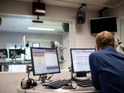 Mehrheitlicher Umzug von Bern nach Zürich absehbar: Ein Mitarbeiter von SRF 4 News in einem Studio in Bern. (Bild: KEYSTONE/ANTHONY ANEX)