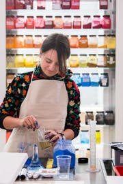 Der Raum für Farben wurde in den Neubau im Viscosiareal gezügelt. Mit seinen 250 Farbpigmenten lädt er Studierende zum experimentieren ein. (Bild: Eveline Beerkircher, 7. November 2019, Kunsthochschule Luzern)