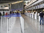 Die Lufthansa ist im Streit mit der Flugbegleitergewerkschaft UFO nach den Worten von Vorstandschef Carsten Spohr zu einer Schlichtung bereit. Das Unternehmen wolle mit allen drei Gewerkschaften der Kabine Gespräche aufnehmen, erklärte Spohr. (Bild: KEYSTONE/EPA/ARMANDO BABANI)
