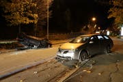 Die Unfallstelle vom Mittwochabend auf der Oberstrasse. Links auf dem Dach liegend der Wagen des Unfallverursachers. (Bild: Stadtpolizei St.Gallen - 6. November 2019)