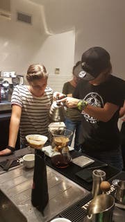 Maurice Grob (mit Cap) besucht in Rom einen Barista-Kurs. (Bild: PD)