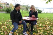 Ravinder Singh und Christina Spiess aus Oberwil treffen sich auf dem Biohof Zug. (Bild: Cornelia Bisch, 5. November 2019)