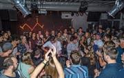 Nah beim Publikum: Baba Shrimps aus Zürich zeigten keine Berührungsängste am vergangenen Clubfestival im «Muuz». (Bilder: PD)